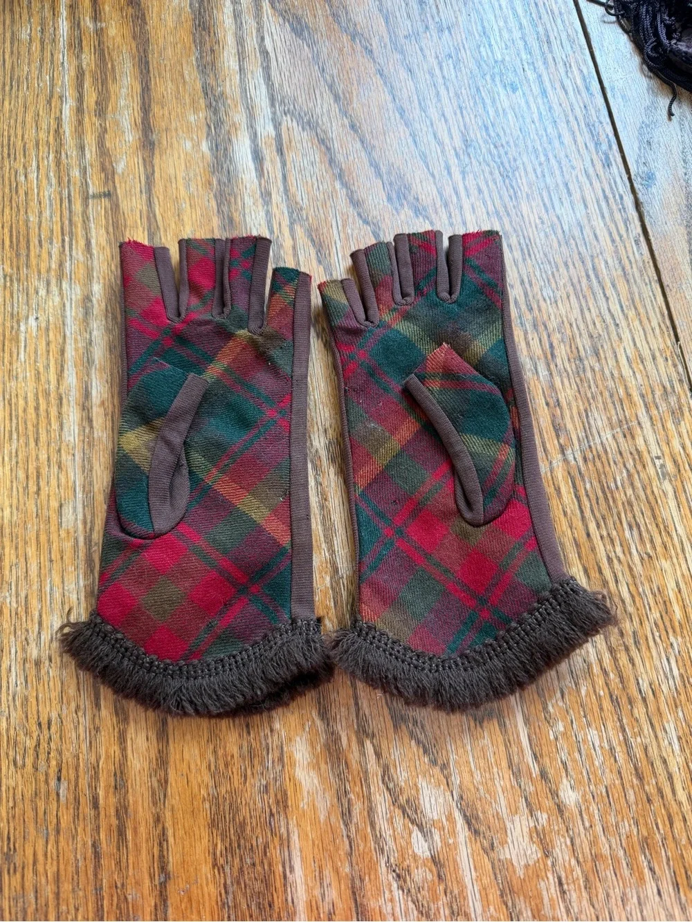 Plaid Fingerless Gloves with Fringe - Red & Green